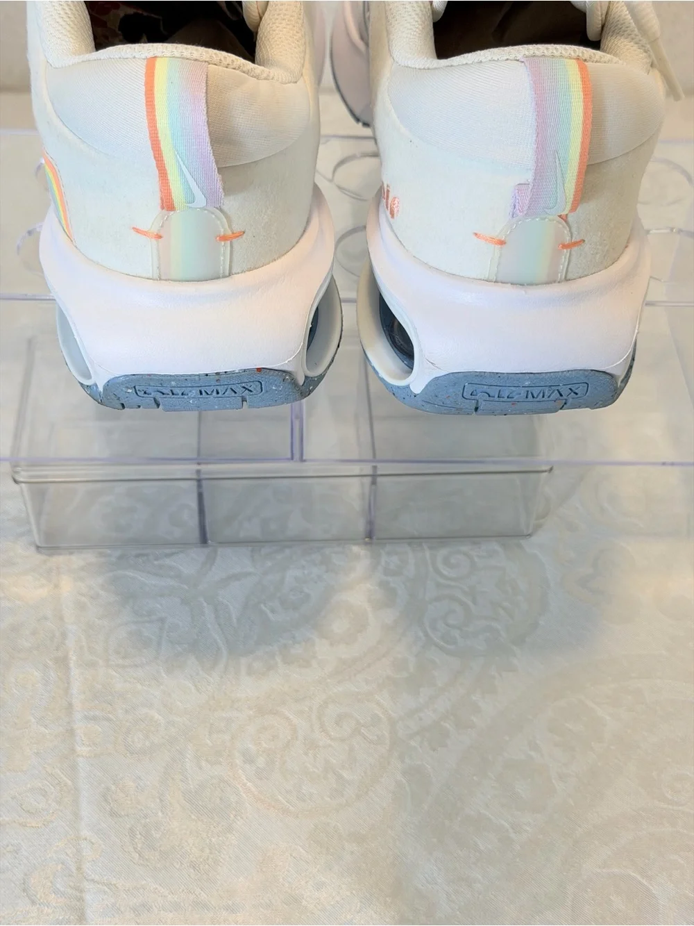 Nike sneakers pale